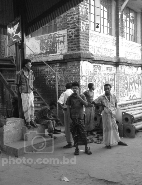 Waiting_peoples_at_railway_station.jpg